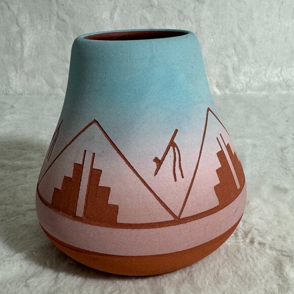 Native American Sioux Etched Pottery Vase signed S. Thunder  7/Sioux - Picture 2 of 7